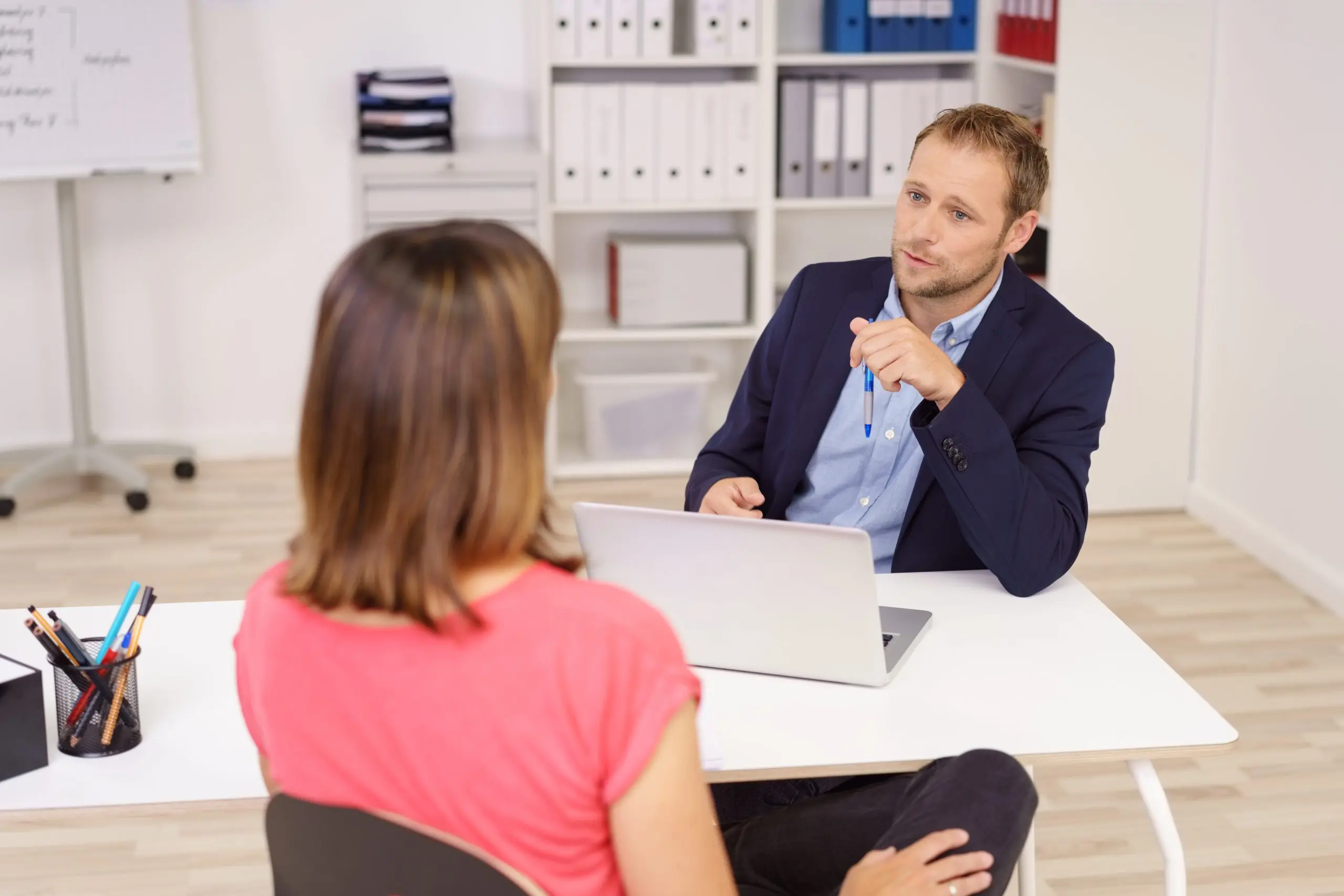beratungsgespräch im büro